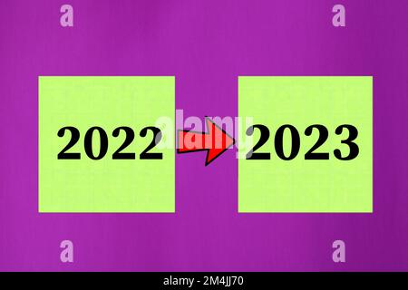 Au revoir 2022, Bonjour 2023. Concept de la nouvelle année. Des conseils de motivation ou un rappel sur des notes adhésives colorées sur un fond coloré Banque D'Images