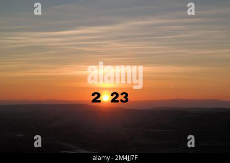 Bonne idée du nouvel an 2023. Transition de 2022 au nouveau concept de l'an 2023 avec texte sur le ciel levant du soleil. Au revoir 2022 bienvenue 2023. Concept créatif. Banque D'Images