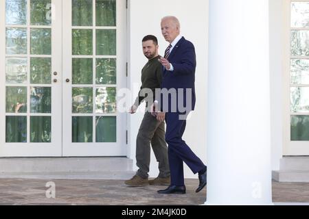 Washington, États-Unis. 21st décembre 2022. Le président Joe Biden suit la colonnade avec le président ukrainien Volodymyr Zelenskyy alors qu’il l’accueille à la Maison Blanche sur la pelouse sud de 21 décembre 2022 à Washington, DC. ( Credit: SIPA USA/Alamy Live News Banque D'Images