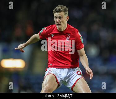 Blackburn, Royaume-Uni. 21st décembre 2022. Ryan Yates #22 de la forêt de Nottingham pendant le quatrième Round Match de la Carabao Cup Blackburn Rovers vs la forêt de Nottingham à Ewood Park, Blackburn, Royaume-Uni, 21st décembre 2022 (photo de Mark Cosgrove/News Images) à Blackburn, Royaume-Uni le 12/21/2022. (Photo de Mark Cosgrove/News Images/Sipa USA) crédit: SIPA USA/Alay Live News Banque D'Images