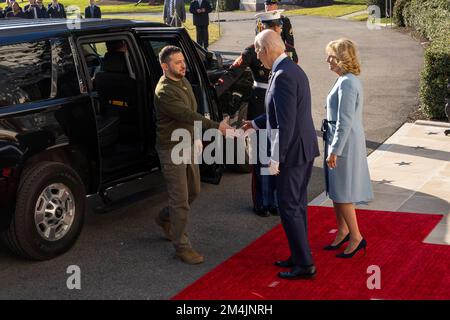 Washington DC. 21st décembre 2022. Le président Joe Biden et la première dame, le Dr Jill Biden, saluent le président ukrainien Volodymyr Zelensky à leur arrivée au 21 décembre 2022 de la Maison Blanche à Washington DC. Crédit: Ken Cedeno/Pool via CNP/dpa/Alay Live News Banque D'Images