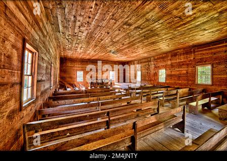 Une photo grand angle de l'intérieur de la magnifique église baptiste primitive de Cades Cove, une des attractions les plus populaires du GR Banque D'Images