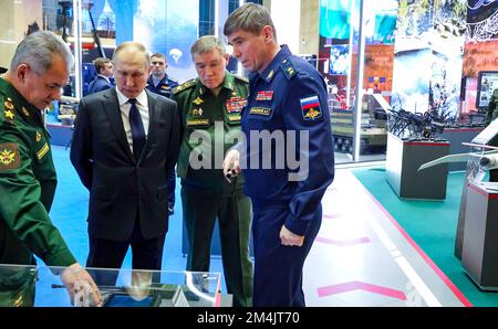 Le Président russe Vladimir Poutine Vladimir Poutine a pris la parole lors d'une réunion élargie du Conseil du Ministère de la Défense, qui s'est tenue au Centre de contrôle de la Défense nationale. Avant la réunion, le Président a visité l'exposition d'échantillons modernes et futurs de matériel, d'armes, de munitions et de moyens de protection pour les troupes des différentes branches. Le Président était accompagné du Ministre de la défense, Sergei Shoigu, et du Chef d'état-major général des forces armées, Valery Gerasimov. Photo: Bureau du Président russe Banque D'Images