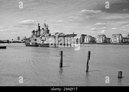 HMS illustre R06 amarré à la Tamise Banque D'Images