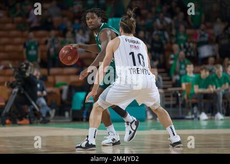 Wroclaw, Pologne, 21 décembre 2022. 7days Eurocup: WKS Slask Wroclaw (chemises vertes) vs Dolomiti Energia Trento (chemises blanches) dans le Centennial Hall. Photo : #20 Justin Bibbs © Piotr Zajac/Alay Live News Banque D'Images