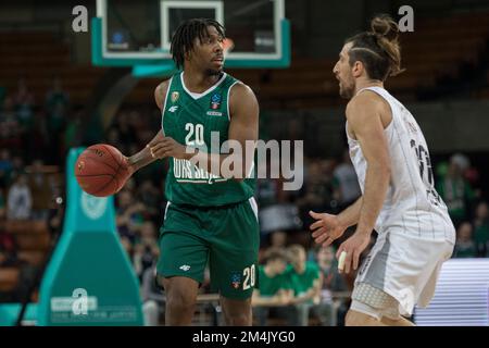 Wroclaw, Pologne, 21 décembre 2022. 7days Eurocup: WKS Slask Wroclaw (chemises vertes) vs Dolomiti Energia Trento (chemises blanches) dans le Centennial Hall. Photo : #20 Justin Bibbs © Piotr Zajac/Alay Live News Banque D'Images