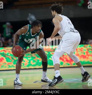 Wroclaw, Pologne, 21 décembre 2022. 7days Eurocup: WKS Slask Wroclaw (chemises vertes) vs Dolomiti Energia Trento (chemises blanches) dans le Centennial Hall. Photo : #20 Justin Bibbs © Piotr Zajac/Alay Live News Banque D'Images