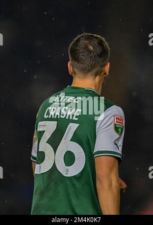 Le défenseur de Plymouth Argyle Finley Craske (36) lors du match de Trophée Papa John's Plymouth Argyle vs AFC Wimbledon à Home Park, Plymouth, Royaume-Uni, 21st décembre 2022 (photo de Stanley Kasala/News Images) Banque D'Images