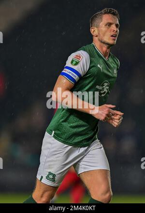 Plymouth Argyle milieu de terrain Jordan Houghton (4) pendant le match de Trophée Papa John's Plymouth Argyle vs AFC Wimbledon à Home Park, Plymouth, Royaume-Uni, 21st décembre 2022 (photo de Stanley Kasala/News Images) Banque D'Images