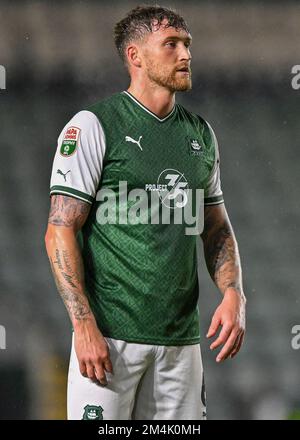 Le défenseur de Plymouth Argyle Dan Scarr (6) pendant le match de Trophée de Papa John's Plymouth Argyle vs AFC Wimbledon à Home Park, Plymouth, Royaume-Uni, 21st décembre 2022 (photo de Stanley Kasala/News Images) Banque D'Images