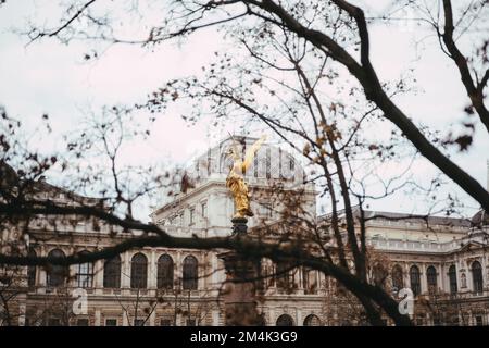 Wien, 17.12.2022: Ange d'or avec couronne de Laurier sur le monument Liebenberg situé en face de l'Université de Vienne Banque D'Images