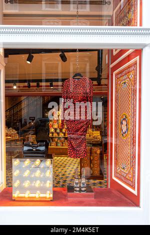 LONDRES, Royaume-Uni - 2022 décembre, vitrine de Noël Dolce & Gabbana en rouge. Banque D'Images