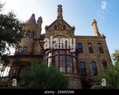 Bishop's ou Gresham's Palace, manoir en pierre sur l'île de Galveston, Texas. L'image montre la véranda du manoir et sa grande véranda. Banque D'Images