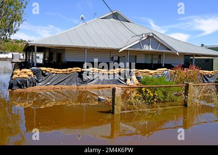 Des sacs de sable entourant une maison pour se défendre contre les inondations de la rivière Murray à Mannum, en Australie méridionale, en 2022 Banque D'Images