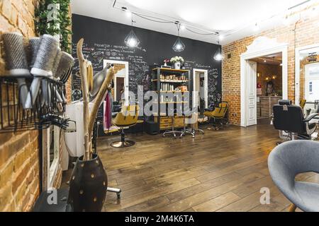 intérieur moderne d'un salon confortable et beau avec chaises, miroirs et etc concept beauté. Photo de haute qualité Banque D'Images