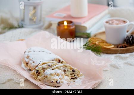 Pain de Noël classique de saison - stollen traditionnel, tasse de cacao et bougie. Période des fêtes. Petit déjeuner romantique festif. Banque D'Images