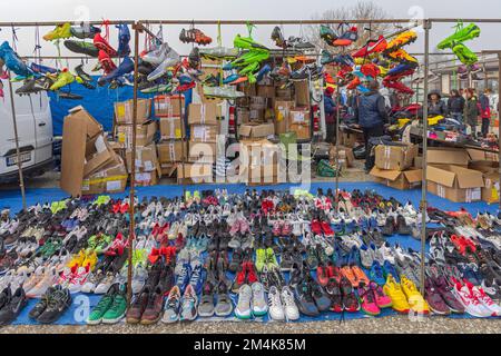 Belgrade, Serbie - 29 octobre 2022: Chaussures de football colorées utilisées Chaussures de sport de football accroché par les lacets au marché aux puces. Banque D'Images