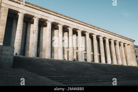 Photo de la Facultad de Derecho de la Universidad de Buenos Aires sous un ciel bleu clair. Banque D'Images