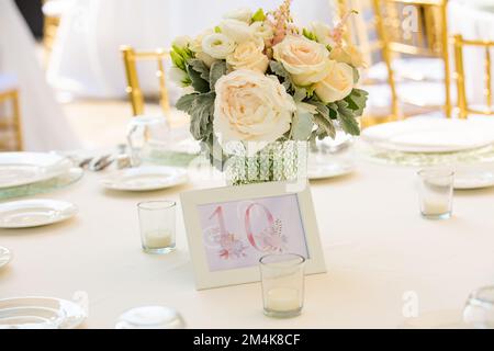 Réception de mariage ou autre événement festif extérieur. Réception de mariage de luxe table à manger et décoration dorée sur une table. Table définie pour un événement de fête ou Banque D'Images