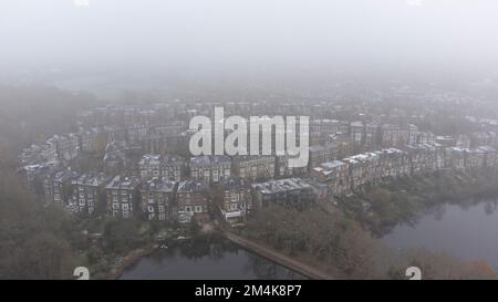 Hampstead Heath est couvert de gel et de brouillard épais ce matin comme vu d'en haut. Photo prise le 9th décembre 2022. © Belinda Jiao jiao.bilin@gmail.co Banque D'Images