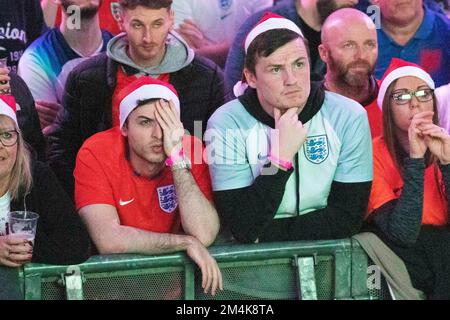 Ce soir, les fans d'Angleterre au Boxpark de Wembley à Londres pour assister au match de la coupe du monde de la FIFA entre l'Angleterre et la France. Les fans ont l'air déçus alors que la France est en tête Banque D'Images