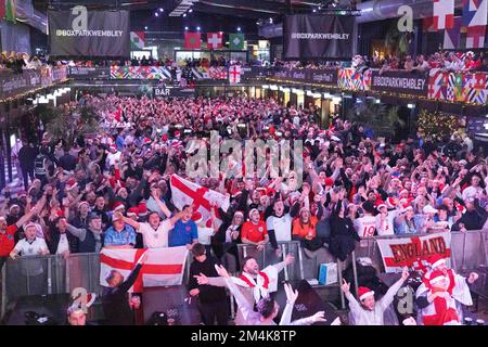 Ce soir, les fans d'Angleterre au Boxpark de Wembley à Londres pour assister au match de la coupe du monde de la FIFA entre l'Angleterre et la France. Photo prise le 10th décembre 2022. © Beli Banque D'Images
