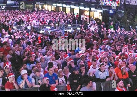 Ce soir, les fans d'Angleterre au Boxpark de Wembley à Londres pour assister au match de la coupe du monde de la FIFA entre l'Angleterre et la France. Les fans jettent de la bière dans la frustration comme Banque D'Images