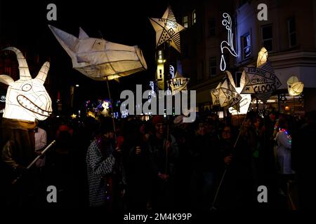 Ville de Brighton & Hove, East Sussex, Royaume-Uni. Burning the Clocks est un événement communautaire unique qui a lieu le 21st décembre de chaque année, créé par même Sky, rassemblant la ville pour marquer le jour le plus court de l'année. Les locaux font leur propre papier et lanternes à saule, en utilisant des kits, fournis par Samesky et après avoir traversé la ville, ils les transmettent dans un feu de joie flamboyant sur la plage de Brighton, comme signe de la fin de l'année Le même ciel est soutenu par Arts Council England et le Chalk Cliff Trust. On estime que plus de 1000 personnes ont assisté à la marche avec 10 000 autres. 21st décembre 2022 Banque D'Images