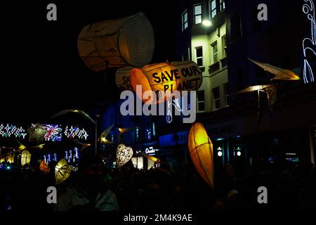 Ville de Brighton & Hove, East Sussex, Royaume-Uni. Burning the Clocks est un événement communautaire unique qui a lieu le 21st décembre de chaque année, créé par même Sky, rassemblant la ville pour marquer le jour le plus court de l'année. Les locaux font leur propre papier et lanternes à saule, en utilisant des kits, fournis par Samesky et après avoir traversé la ville, ils les transmettent dans un feu de joie flamboyant sur la plage de Brighton, comme signe de la fin de l'année Le même ciel est soutenu par Arts Council England et le Chalk Cliff Trust. On estime que plus de 1000 personnes ont assisté à la marche avec 10 000 autres. 21st décembre 2022 Banque D'Images