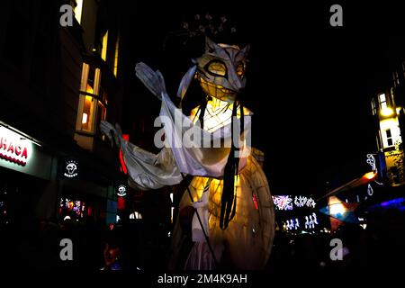 Ville de Brighton & Hove, East Sussex, Royaume-Uni. Burning the Clocks est un événement communautaire unique qui a lieu le 21st décembre de chaque année, créé par même Sky, rassemblant la ville pour marquer le jour le plus court de l'année. Les locaux font leur propre papier et lanternes à saule, en utilisant des kits, fournis par Samesky et après avoir traversé la ville, ils les transmettent dans un feu de joie flamboyant sur la plage de Brighton, comme signe de la fin de l'année Le même ciel est soutenu par Arts Council England et le Chalk Cliff Trust. On estime que plus de 1000 personnes ont assisté à la marche avec 10 000 autres. 21st décembre 2022 Banque D'Images