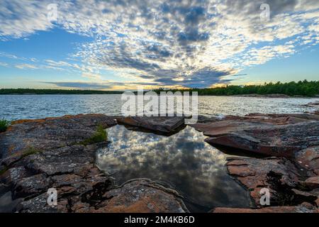 Coucher de soleil nuages au-dessus de la baie Georgienne , Killarney, Ontario, Canada Banque D'Images