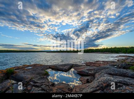 Coucher de soleil nuages au-dessus de la baie Georgienne , Killarney, Ontario, Canada Banque D'Images