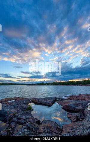 Coucher de soleil nuages au-dessus de la baie Georgienne , Killarney, Ontario, Canada Banque D'Images