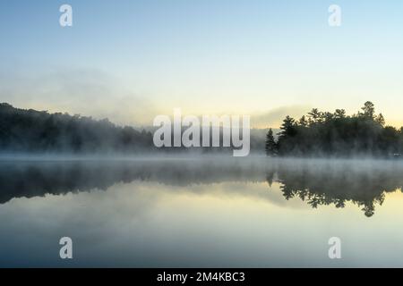 George Lake at Dawn, parc provincial Killarney, Ontario, Canada Banque D'Images