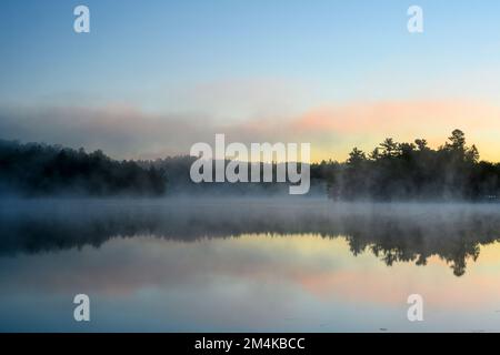 George Lake at Dawn, parc provincial Killarney, Ontario, Canada Banque D'Images