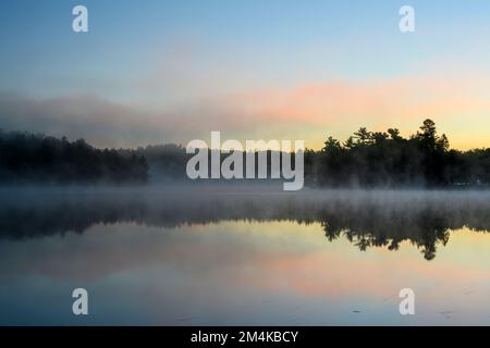 George Lake at Dawn, parc provincial Killarney, Ontario, Canada Banque D'Images