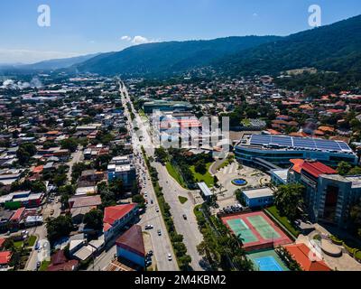 Belle vue aérienne de la ville de San Salvador, capitale d'El Salvador - ses cathédrales et ses bâtiments Banque D'Images