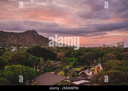 Un paysage d'un beau coucher de soleil sur Paradise Cove Luau, Hawaï. Banque D'Images