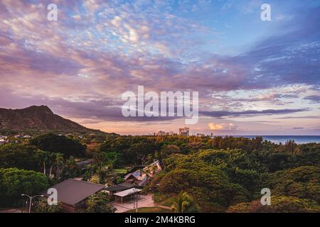 Un paysage d'un beau coucher de soleil sur Paradise Cove Luau, Hawaï. Banque D'Images