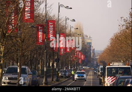 Bucarest, Roumanie - 20 décembre 2022: Commerce de maison de Paris près du Parlement roumain où un projet de loi a été proposé pour interdire la communication commerciale audiovisuelle Banque D'Images