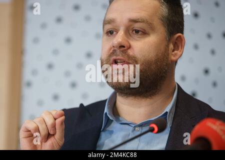 Bucarest, Roumanie - 09 décembre 2022: Ciprian Ciucu Maire du secteur 6 de Bucarest parle à la presse après la signature d'un Europea non remboursable Banque D'Images