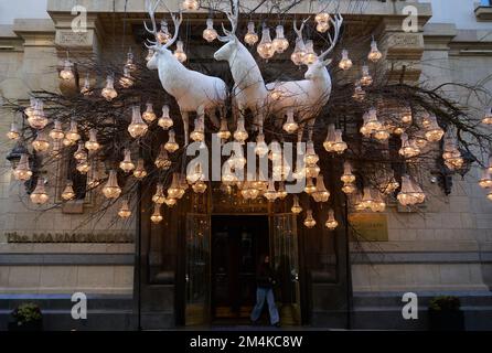 Bucarest, Roumanie - 20 décembre 2022 : décorations de Noël au Marmorosch Bucarest, Autograph Collection Hotels de Marriott, ancien Blank Mar Banque D'Images