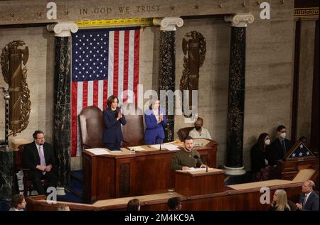 Washington, États-Unis. 21st décembre 2022. Le président ukrainien Volodymyr Zelensky s'adresse à une session conjointe du Congrès aux États-Unis Capitole à Washington, DC mercredi, 21 décembre 2022. Zelensky a rencontré le président Joe Biden plus tôt dans la journée alors que la Maison Blanche a annoncé une aide militaire supplémentaire de $2 milliards pour l'Ukraine, y compris une batterie de missiles Patriot sophistiquée. Photo de Pat Benic/UPI crédit: UPI/Alay Live News Banque D'Images