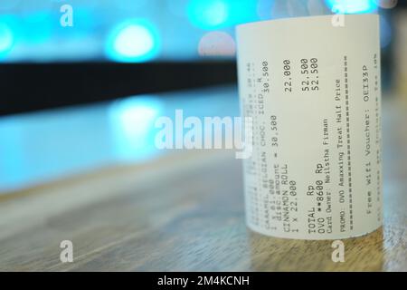 Impression du rouleau d'épicerie sur une table en bois Banque D'Images