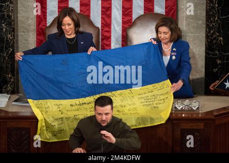 Kamala Harris, vice-présidente des États-Unis, à gauche, et Nancy Pelosi, présidente de la Chambre des représentants des États-Unis (Démocrate de Californie) avoir un drapeau présenté aux États-Unis par le président ukrainien Volodymyr Zelenskyy à la fin de son discours lors d'une session conjointe du Congrès américain dans la Chambre du Capitole des États-Unis à Washington, DC mercredi, 21 décembre 2022.Credit: Cliff Owen/CNP/Sipa USA Credit: SIPA USA/Alamy Live News Banque D'Images