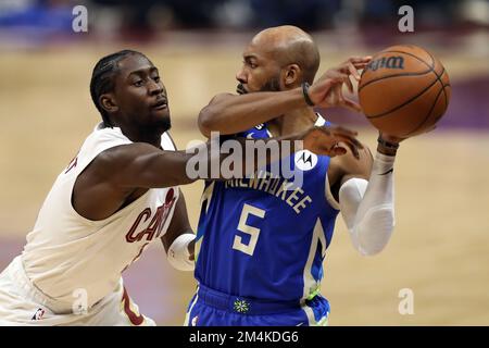 Cleveland, États-Unis. 21st décembre 2022. Cleveland cavaliers garde CARIS Levert (3) défend Milwaukee Bucks garde Jevon carter (50 au Rocket Mortgage Fieldhouse à Cleveland, Ohio, mercredi, 21 décembre 2022. Photo par Aaron Josefczyk/UPI crédit: UPI/Alay Live News Banque D'Images