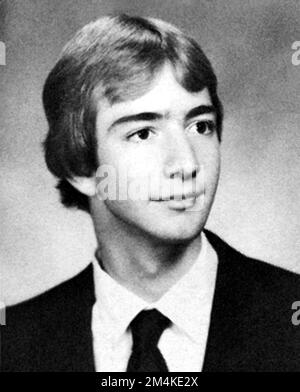 1981 CA, USA : le célèbre riche américain JEFF BEZOS ( Preston Jorgensen - né le 12 janvier 1964 ) quand était un jeune adolescent de 17 ans , de L'ÉCOLE DE LA LUMIÈRE ANNUAIRE . Entrepreneur américain, propriétaire des médias , investisseur , ingénieur informatique , et astronaute commercial . Il est le fondateur, le président exécutif et l'ancien président-directeur général d'AMAZON . Photographe inconnu .- RITRATTO - PORTRAIT - INFORMATICA - INFORMATICO - INFORMATIQUE - INFORMATIQUE - INFORMATIQUE - HISTOIRE - FOTO STORICHE - TYCOON - personalità da giovani da giovane - personnalité personnalités quand était jeune - INFANZIA - ENFANCE - RAGA Banque D'Images