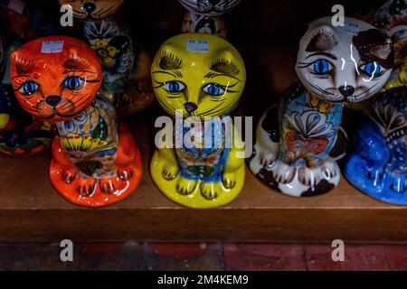 souvenirs de la vieille ville, Albuquerque, Nouveau-Mexique: Céramique, couvertures, bijoux, t-shirts, verres à liqueur et autres souvenirs Banque D'Images