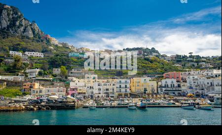 15 avril 2022-Capri Italie vue depuis le ferry et la côte avec des maisons colorées en arrière-plan et le ciel bleu. Banque D'Images