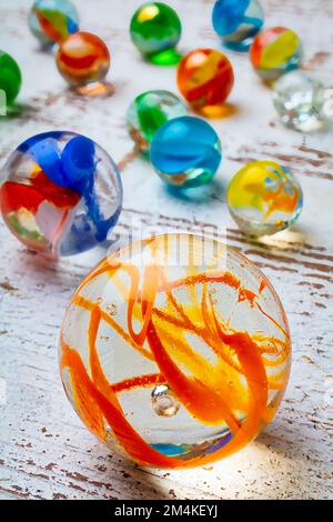 Billes de verre sur planche en bois blanc Still Life Banque D'Images